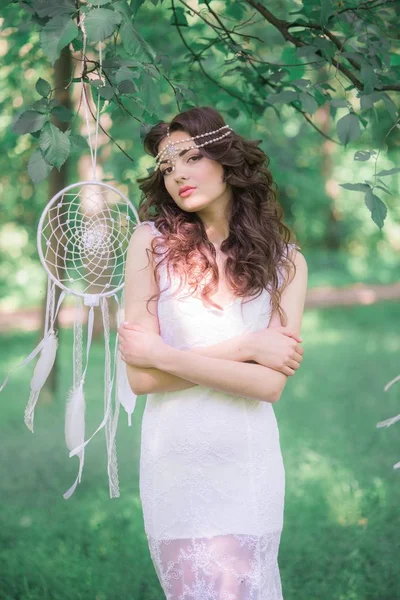 Menina Atraente Nova Vestido Branco Longo Com Penteado Bonito Com — Fotografia de Stock