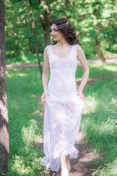 Привлекательная Молодая Девушка Длинном Белом Платье Красивой Прической Летнем Парке — стоковое фото