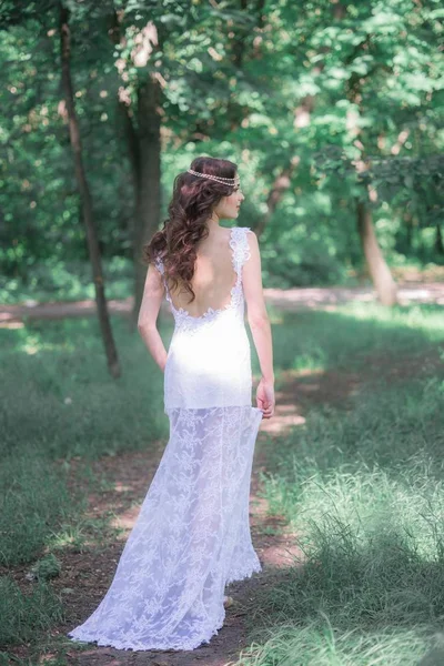 Attractive Young Girl Long White Dress Beautiful Hairstyle Summer Park — Stock Photo, Image