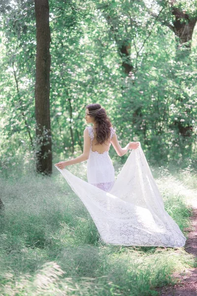 夏の公園で白いレースのヴィンテージスカーフで 美しい髪型の長い白いドレスを着た魅力的な若い女の子 — ストック写真