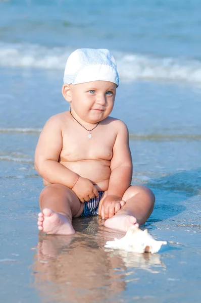 Piccolo Bambino Seduto Sulla Spiaggia Vicino All Acqua Estate Una — Foto Stock