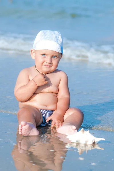 Piccolo Bambino Seduto Sulla Spiaggia Vicino All Acqua Estate Una — Foto Stock