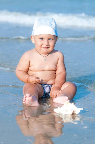 Piccolo Bambino Seduto Sulla Spiaggia Vicino All Acqua Estate Una — Foto Stock