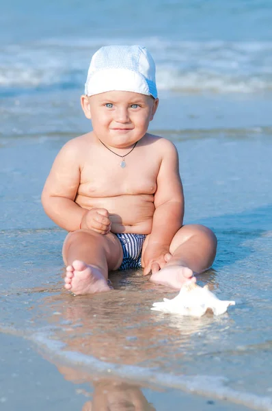 Piccolo Bambino Seduto Sulla Spiaggia Vicino All Acqua Estate Una — Foto Stock