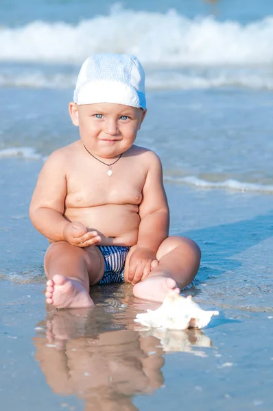 Μικρό Νήπιο Αγόρι Κάθεται Στην Παραλία Κοντά Στο Νερό Καλοκαίρι — Φωτογραφία Αρχείου