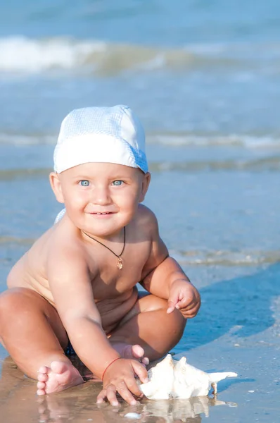 Μικρό Νήπιο Αγόρι Κάθεται Στην Παραλία Κοντά Στο Νερό Καλοκαίρι — Φωτογραφία Αρχείου