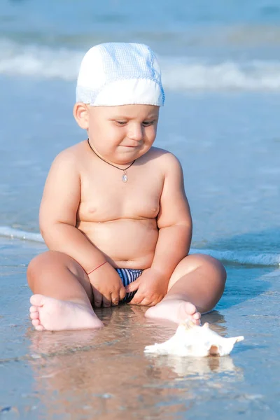 Piccolo Bambino Seduto Sulla Spiaggia Vicino All Acqua Estate Una — Foto Stock