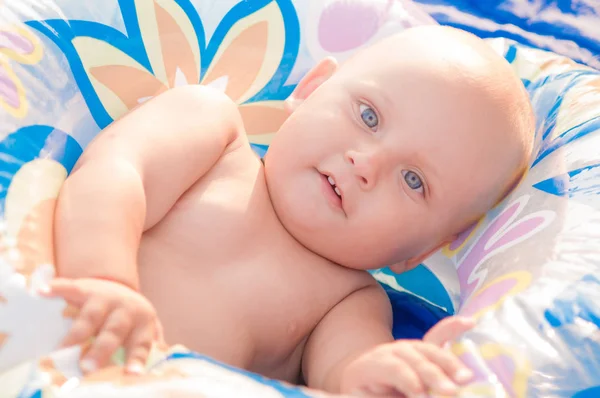 Piccolo Bambino Seduto Sulla Spiaggia Anello Gonfiabile Blu — Foto Stock