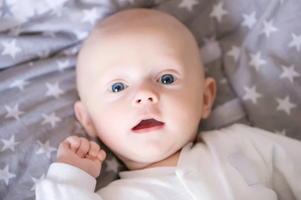 Kış Sabahı Güneşli Beyaz Yatak Bebek Çocuk Yeni Doğan Çocuk — Stok fotoğraf