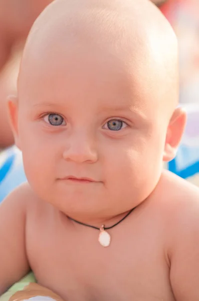 Piccolo Bambino Seduto Sulla Spiaggia Anello Gonfiabile Blu — Foto Stock