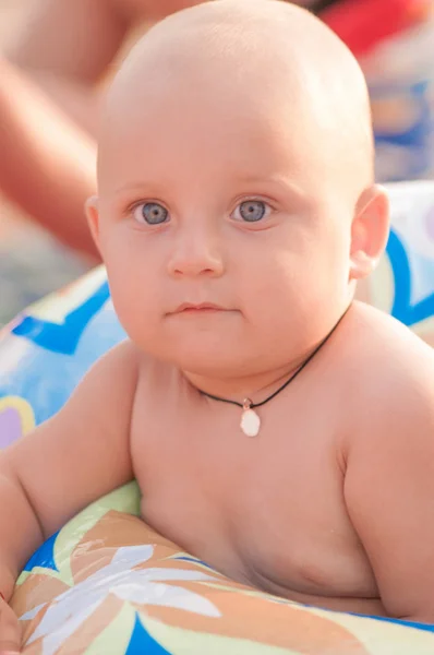 Piccolo Bambino Seduto Sulla Spiaggia Anello Gonfiabile Blu — Foto Stock