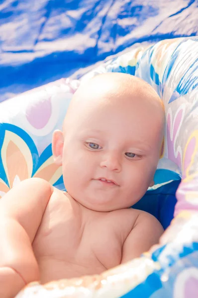 Piccolo Bambino Seduto Sulla Spiaggia Anello Gonfiabile Blu — Foto Stock