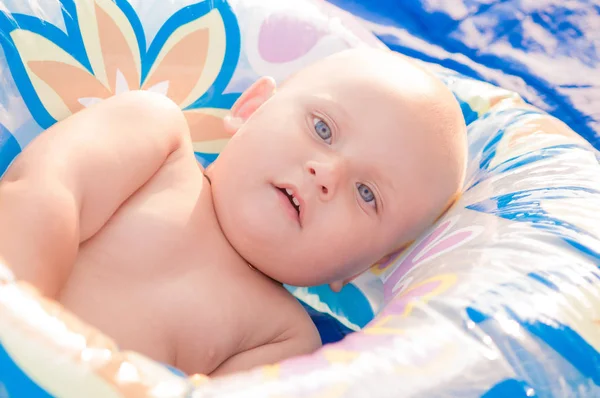 Piccolo Bambino Seduto Sulla Spiaggia Anello Gonfiabile Blu — Foto Stock