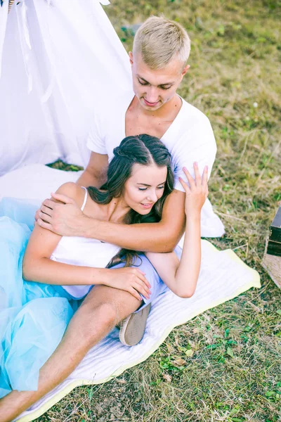 Joli Jeune Couple Amoureux Été Dans Champ Sous Arbre Jeune — Photo