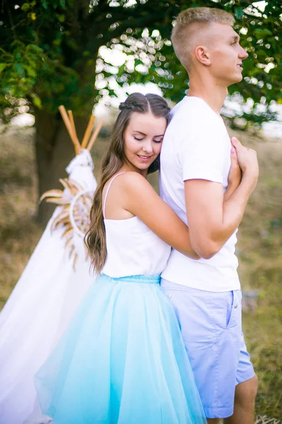 Krásný Mladý Pár Zamilovanej Létě Poli Pod Stromem Mladí Manželé — Stock fotografie