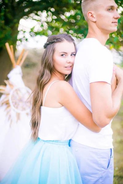 Preciosa Pareja Joven Enamorada Verano Campo Bajo Árbol Pareja Joven —  Fotos de Stock