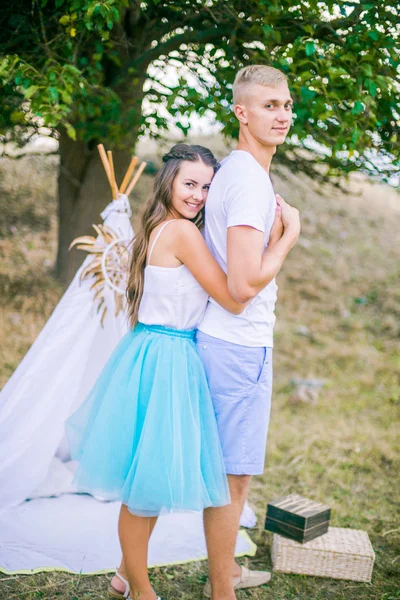 Preciosa Pareja Joven Enamorada Verano Campo Bajo Árbol Pareja Joven —  Fotos de Stock