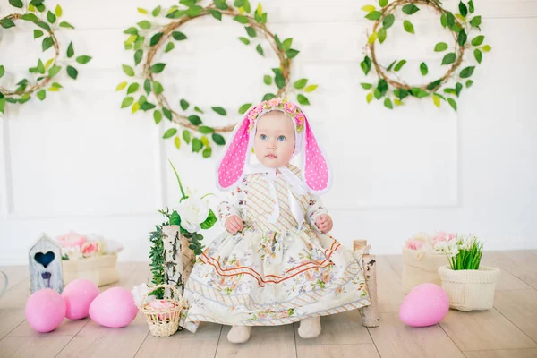 Linda Niña Vestido Con Estampado Flores Sombrero Conejo Las Decoraciones —  Fotos de Stock