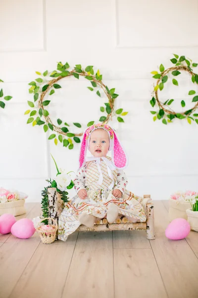 Linda Niña Vestido Con Estampado Flores Sombrero Conejo Las Decoraciones — Foto de Stock