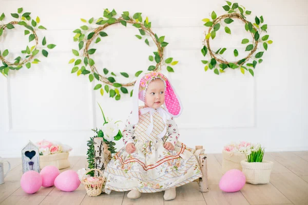 Linda Niña Vestido Con Estampado Flores Sombrero Conejo Las Decoraciones — Foto de Stock