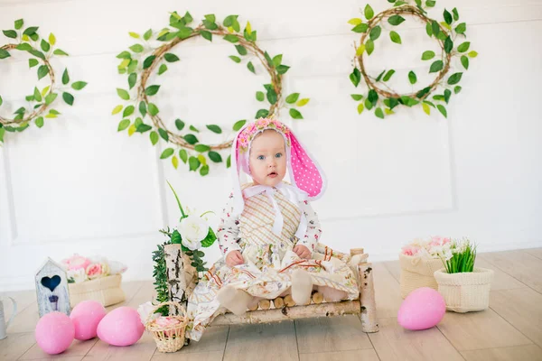 Nettes Kleines Mädchen Einem Kleid Mit Blumenmuster Und Hasenmütze Der — Stockfoto