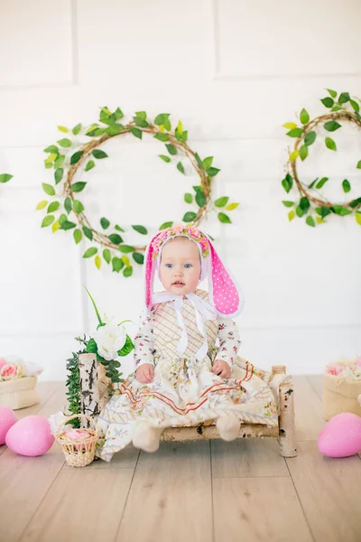 Linda Niña Vestido Con Estampado Flores Sombrero Conejo Las Decoraciones —  Fotos de Stock