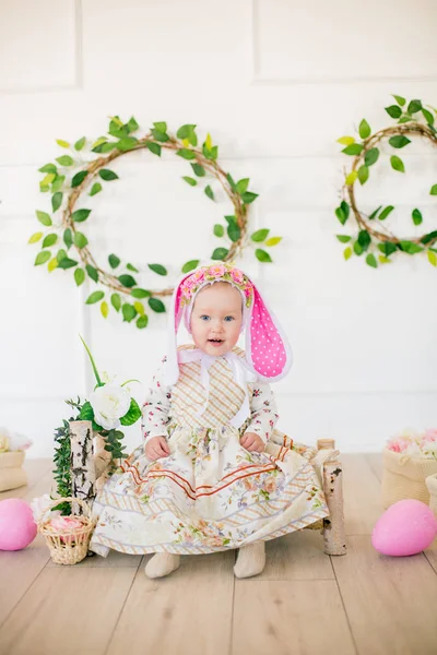 Linda Niña Vestido Con Estampado Flores Sombrero Conejo Las Decoraciones — Foto de Stock