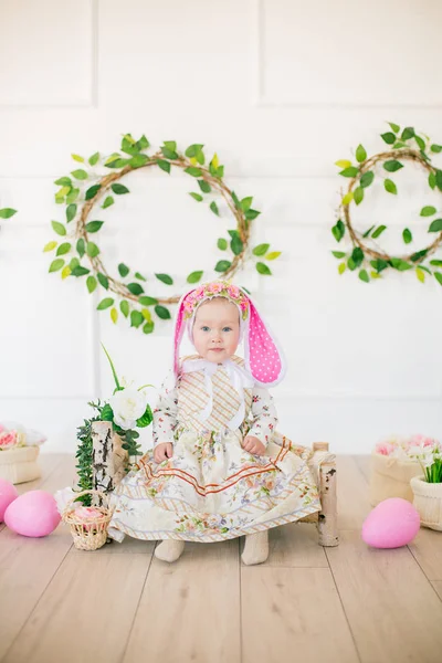 Söt Liten Flicka Klänning Med Ett Blomster Tryck Och Bunny — Stockfoto