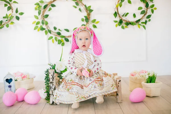 Cute Dziewczynka Sukni Nadrukiem Kwiatów Kapelusz Króliczka Ozdoby Wielkanocne Studiu — Zdjęcie stockowe
