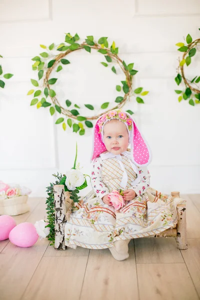 Linda Niña Vestido Con Estampado Flores Sombrero Conejo Las Decoraciones — Foto de Stock