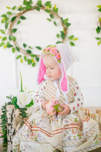 Menina Bonito Vestido Com Uma Impressão Flor Chapéu Coelho Nas — Fotografia de Stock