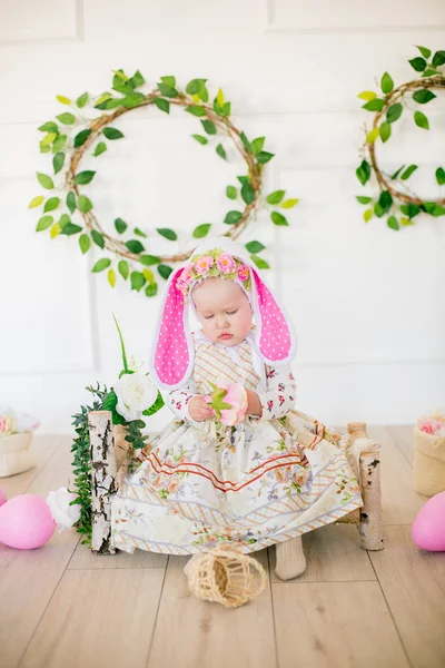 Linda Niña Vestido Con Estampado Flores Sombrero Conejo Las Decoraciones — Foto de Stock