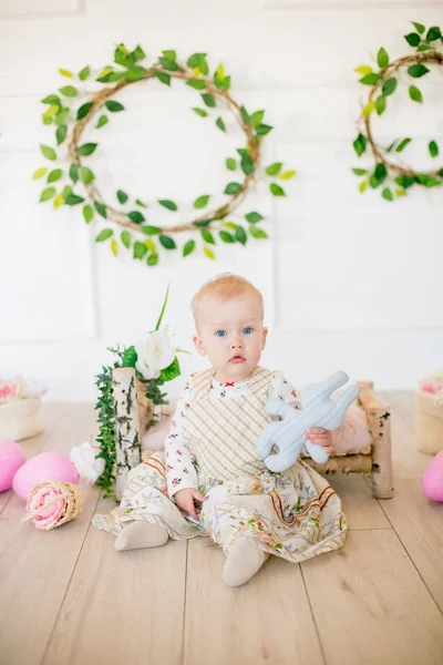 Söt Liten Flicka Klänning Med Blomma Tryck Påsk Dekorationer Studion — Stockfoto