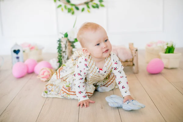 Menina Bonito Vestido Com Uma Impressão Flor Nas Decorações Páscoa — Fotografia de Stock