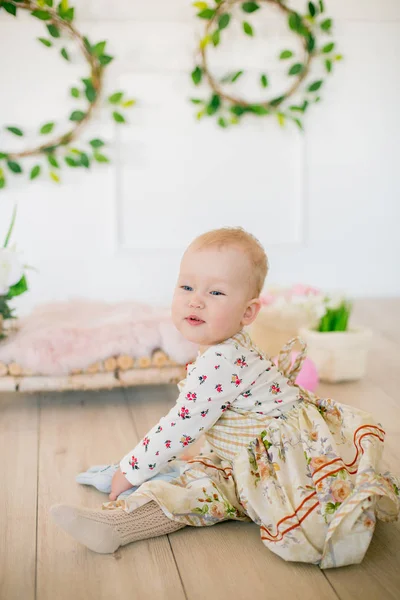 Linda Niña Vestido Con Estampado Flores Las Decoraciones Pascua Estudio — Foto de Stock