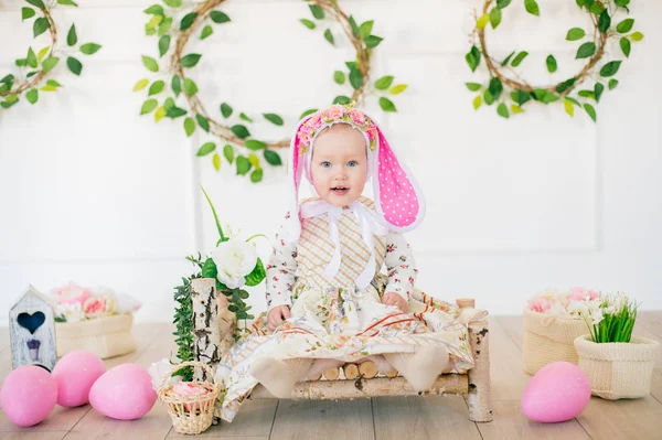 Linda Niña Vestido Con Estampado Flores Sombrero Conejo Las Decoraciones —  Fotos de Stock