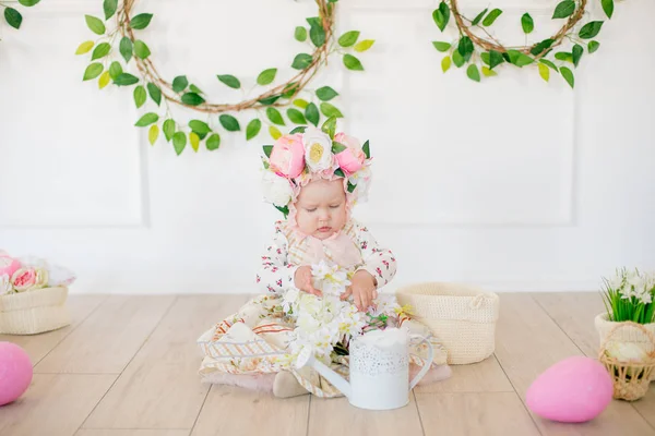 Linda Niña Vestido Con Estampado Flores Sombrero Con Flores Decoración — Foto de Stock