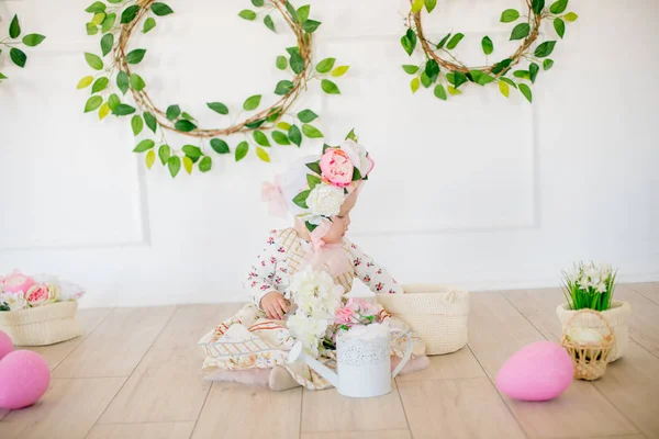 Ragazzina Carina Vestito Con Una Stampa Floreale Cappello Con Fiori — Foto Stock