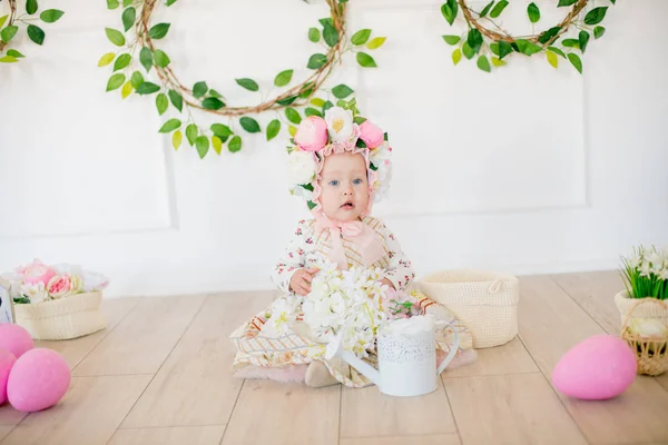 Linda Niña Vestido Con Estampado Flores Sombrero Con Flores Decoración —  Fotos de Stock