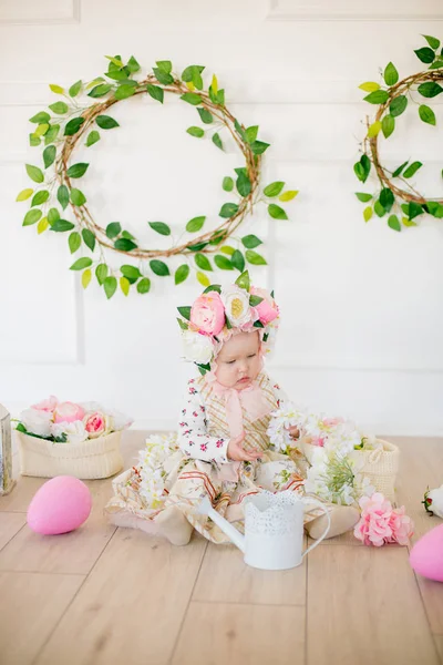 Menina Bonito Vestido Com Uma Impressão Flor Chapéu Com Flores — Fotografia de Stock