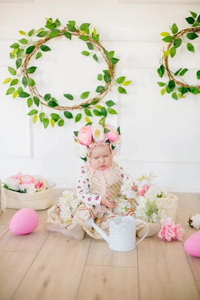 Linda Niña Vestido Con Estampado Flores Sombrero Con Flores Decoración — Foto de Stock