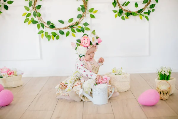 Cute Little Girl Dress Flower Print Hat Flowers Easter Decorations — Stock Photo, Image