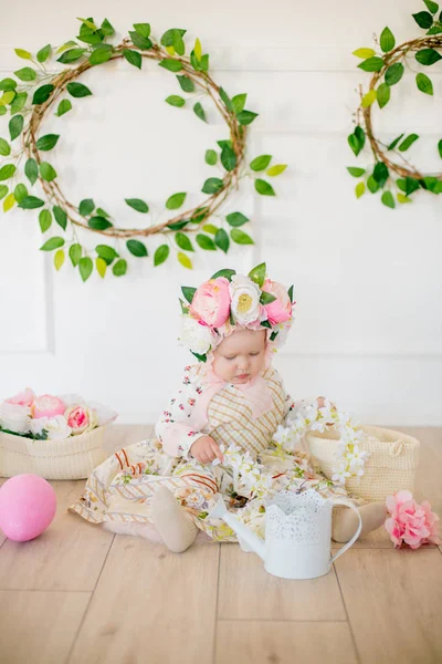Linda Niña Vestido Con Estampado Flores Sombrero Con Flores Decoración — Foto de Stock