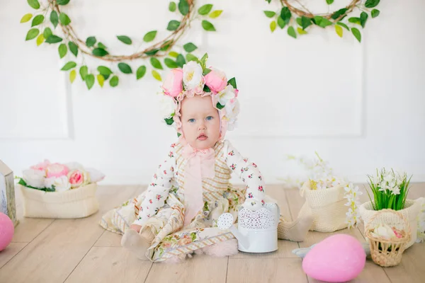 Linda Niña Vestido Con Estampado Flores Sombrero Con Flores Decoración — Foto de Stock