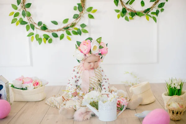 Linda Niña Vestido Con Estampado Flores Sombrero Con Flores Decoración — Foto de Stock