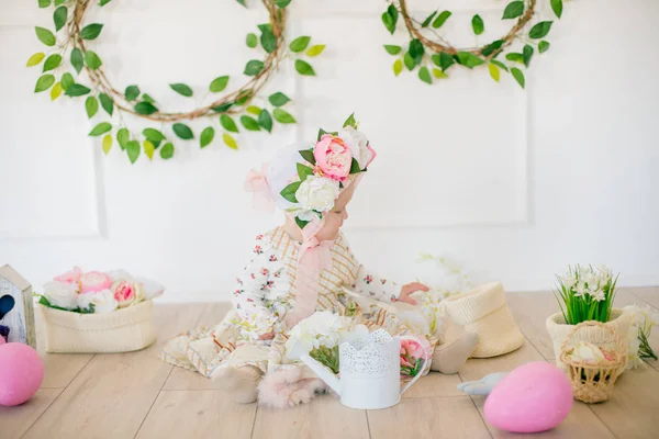 Menina Bonito Vestido Com Uma Impressão Flor Chapéu Com Flores — Fotografia de Stock