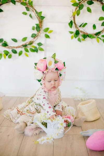 Linda Niña Vestido Con Estampado Flores Sombrero Con Flores Decoración — Foto de Stock