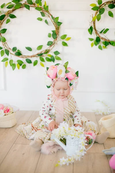 Linda Niña Vestido Con Estampado Flores Sombrero Con Flores Decoración — Foto de Stock