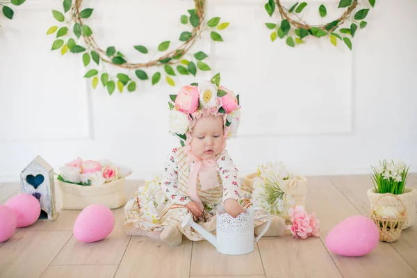 Cute Dziewczynka Sukni Nadrukiem Kwiatów Kapelusz Kwiatami Ozdoby Wielkanocne Studiu — Zdjęcie stockowe