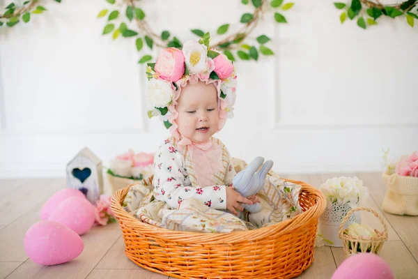 Menina Bonito Vestido Com Uma Impressão Flor Chapéu Com Flores — Fotografia de Stock